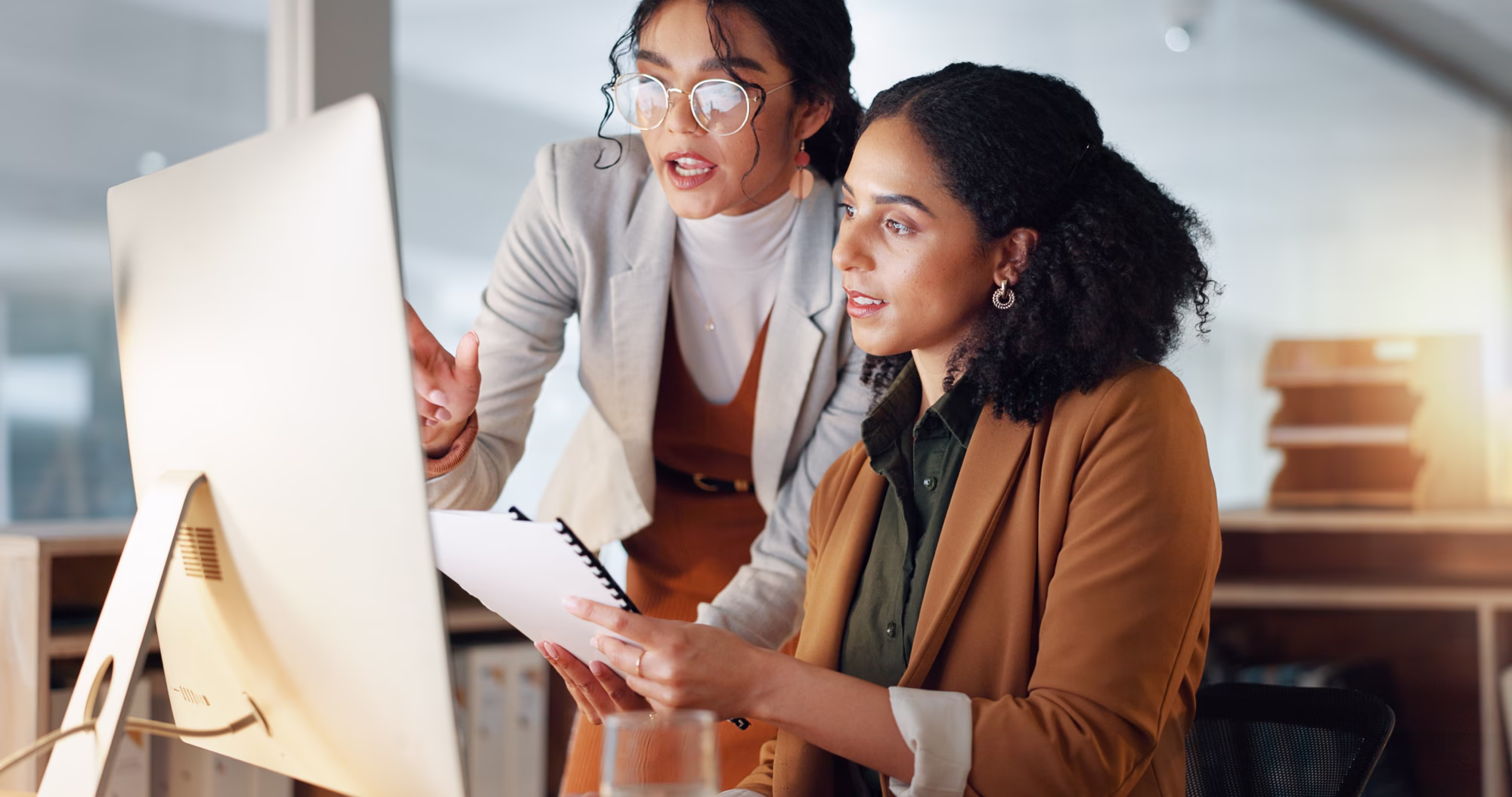 Professionnel de l'immobilier en rendez-vous de démonstration