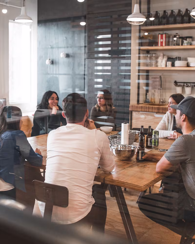 Équipe d'agence immobilière réunie autour d'une table de travail