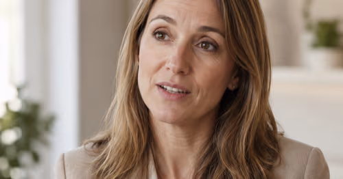 Directrice d'agence en réseau témoignant de son offre sur-mesure