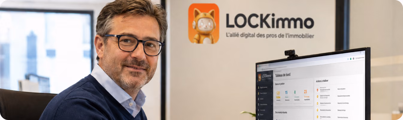 Gestionnaire LOCKimmo à son poste devant le tableau de bord de gestion locative