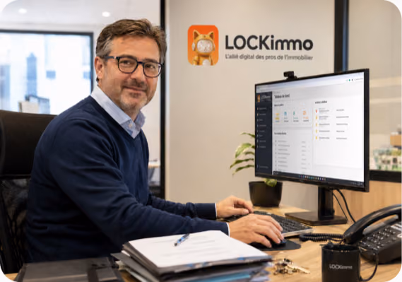 Gestionnaire LOCKimmo à son poste devant le tableau de bord de gestion locative