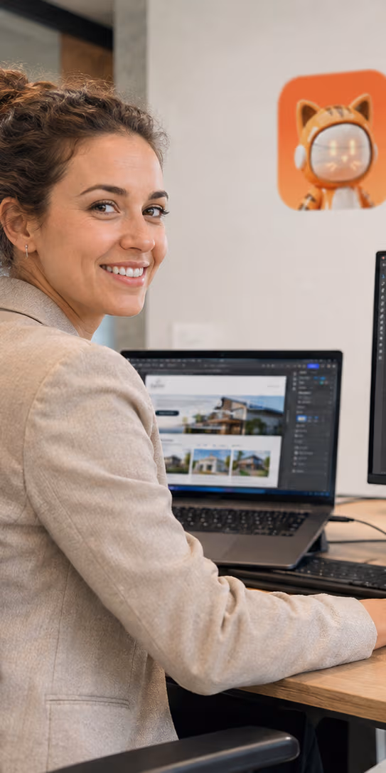 Collaboratrice d'agence immobilière préparant la mise en ligne de son site web