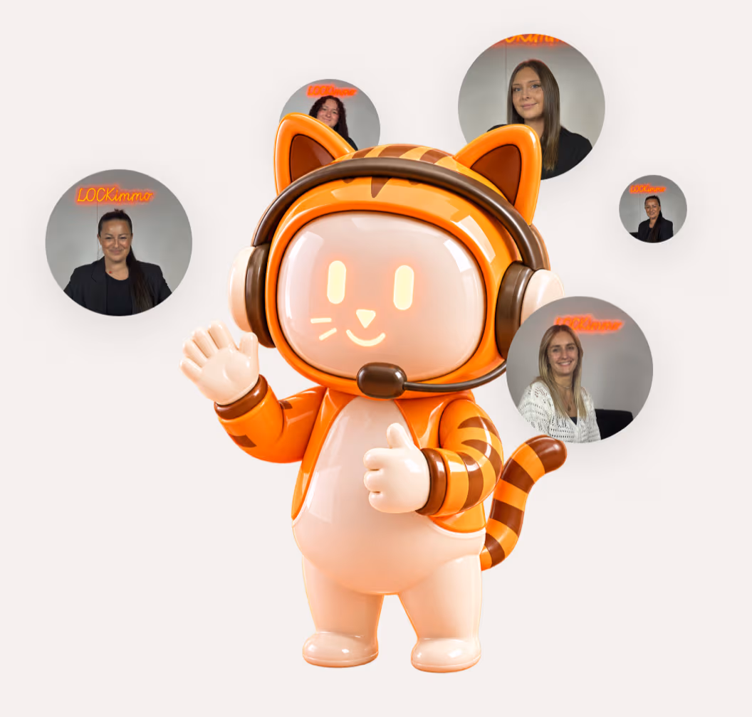 Lock, la mascotte LOCKimmo, casque sur les oreilles, entourée des portraits de l'équipe support